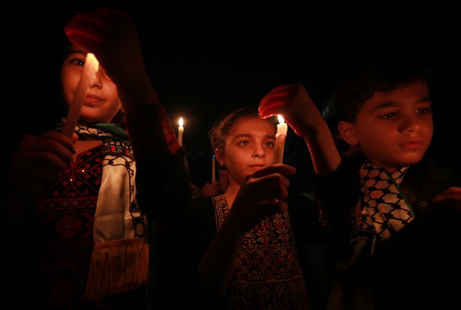 Gazzeli çocuklar, açlık grevindeki Filistinli tutuklu Ahres'e destek için mum yaktı

