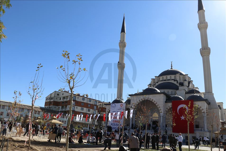 Diyanet İşleri Başkanı Ali Erbaş, Ağrı'da cami açılışı yaptı:
