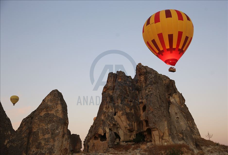 Sıcak hava balonları Kapadokya'da görsel şölen oluşturuyor