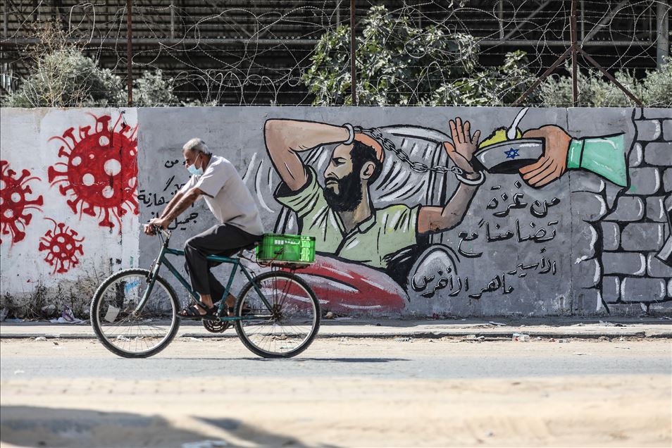 Gazze'de İsrail hapishanelerinde açlık grevi yapan Filistinli tutuklulara destek grafiti