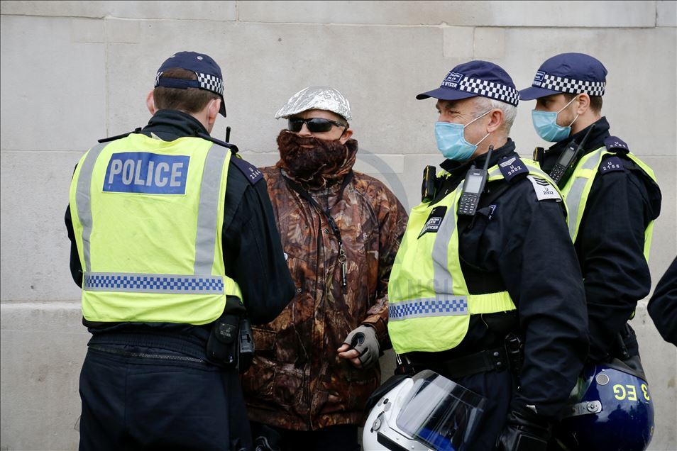 Activistas protestan contra las medidas de prevención contra el coronavirus en Londres