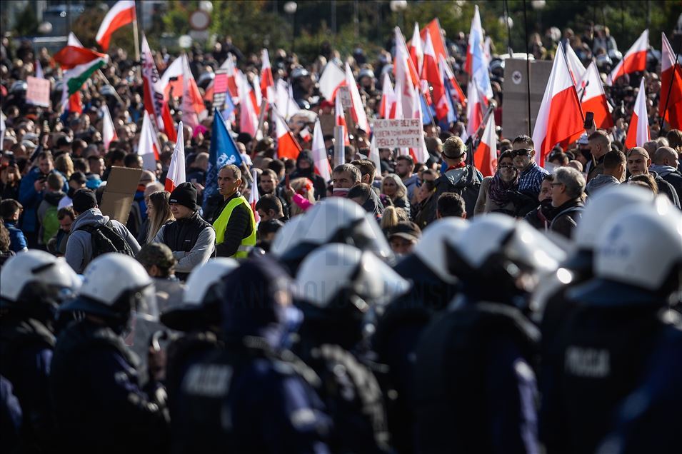Anti COVID restrictive measures protest escalates in Warsaw