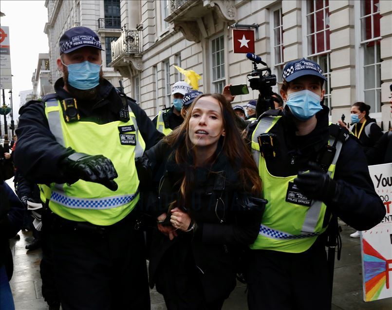 Activistas protestan contra las medidas de prevención contra el coronavirus en Londres