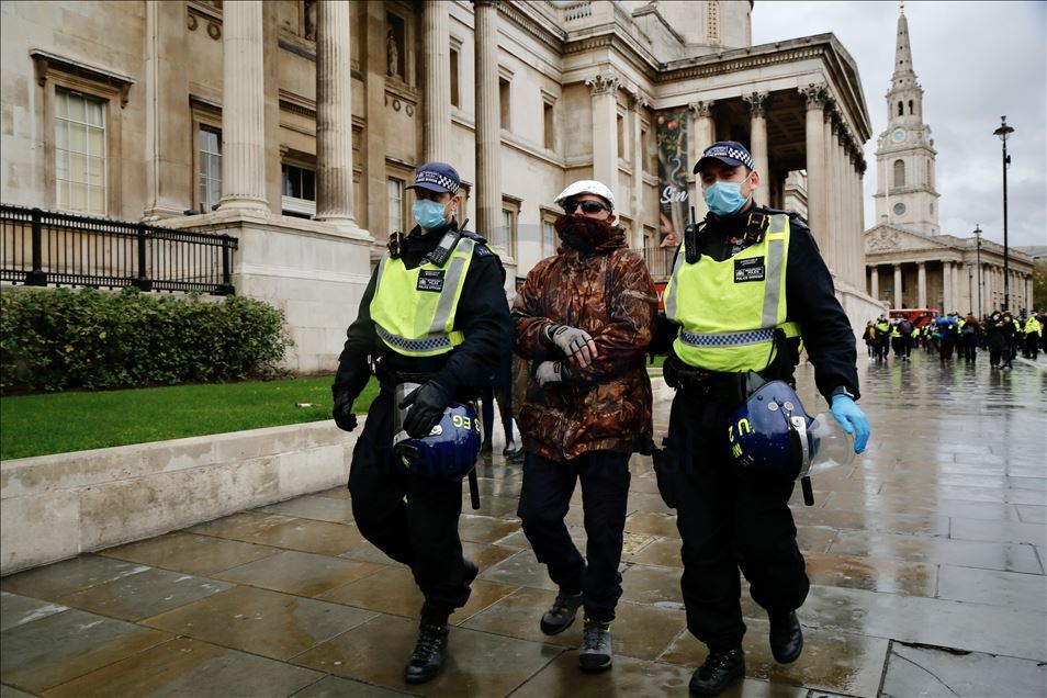 Activistas protestan contra las medidas de prevención contra el coronavirus en Londres