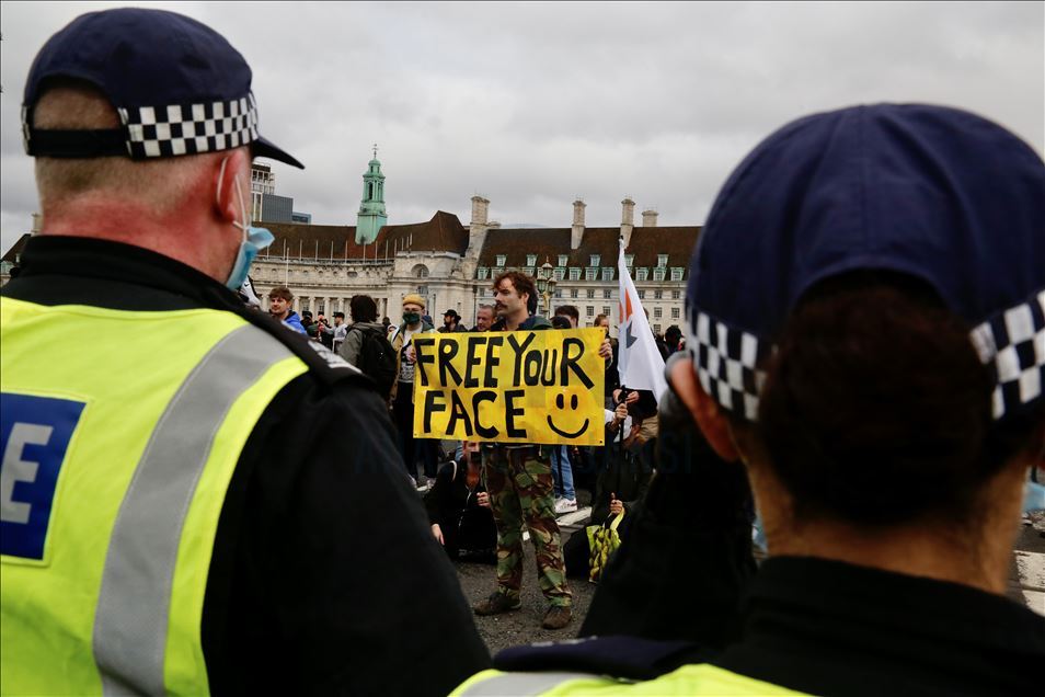Activistas protestan contra las medidas de prevención contra el coronavirus en Londres