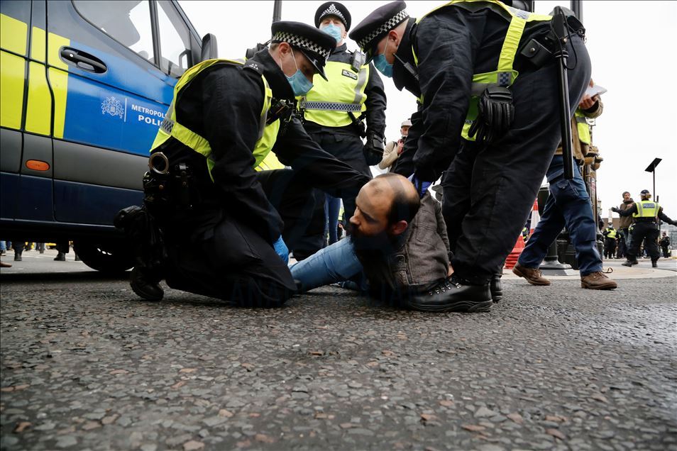Londra’da Kovid-19 önlemlerine karşı gösteri düzenlendi