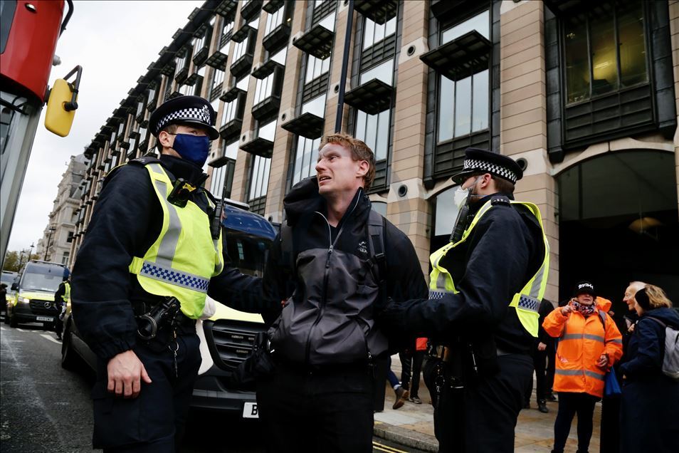 Activistas protestan contra las medidas de prevención contra el coronavirus en Londres