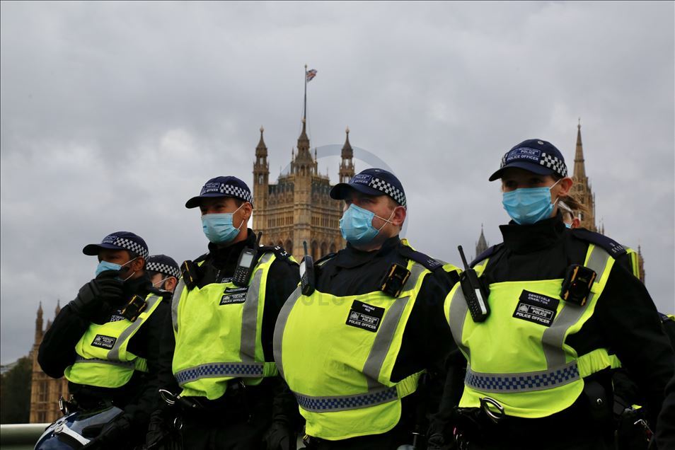 Activistas protestan contra las medidas de prevención contra el coronavirus en Londres
