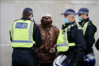 Activistas protestan contra las medidas de prevención contra el coronavirus en Londres