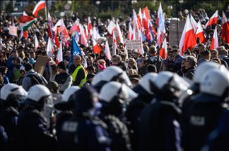 Se intensifica la protesta por las restricciones contra el coronavirus en Varsovia