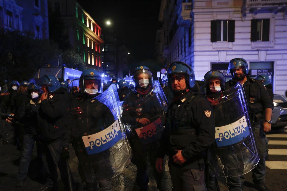 Roma'da salgın tedbirlerinin protesto edildiği gösteride olaylar çıktı