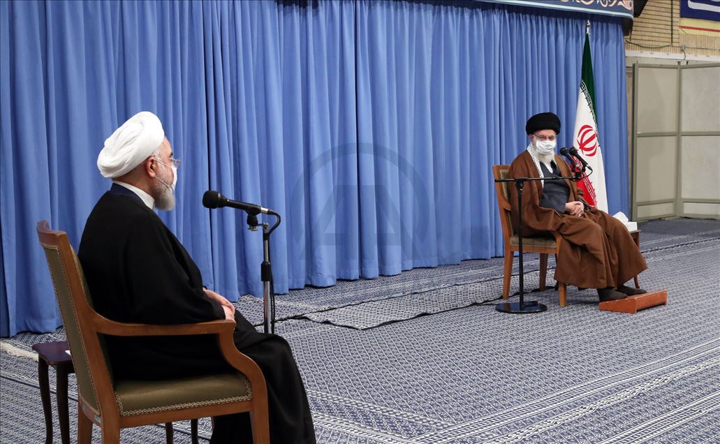 El líder supremo de Irán Ali Khamenei se reúne con el presidente iraní Hassan Rouhani y miembros de la Comité Nacional de Combate contra el Coronavirus