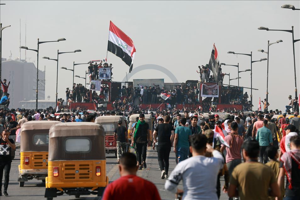 العراق.. مئات المتظاهرين يتوافدون لوسط بغداد
