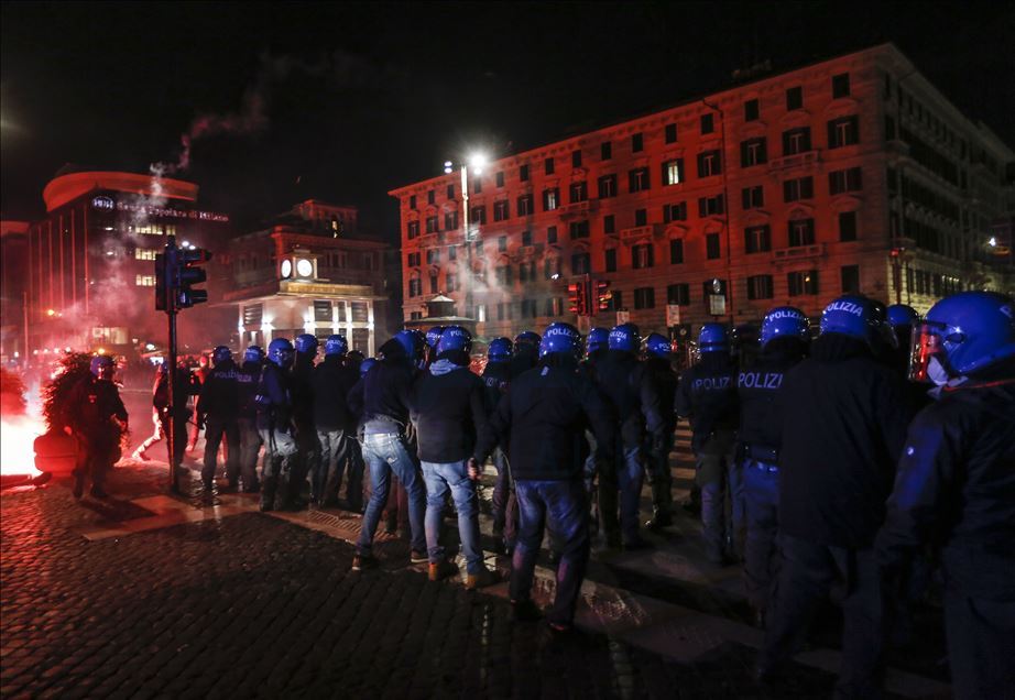 Roma'da salgın tedbirlerinin protesto edildiği gösteride olaylar çıktı