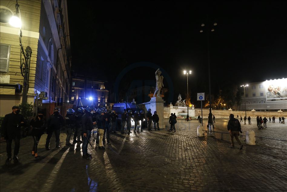 Roma'da salgın tedbirlerinin protesto edildiği gösteride olaylar çıktı