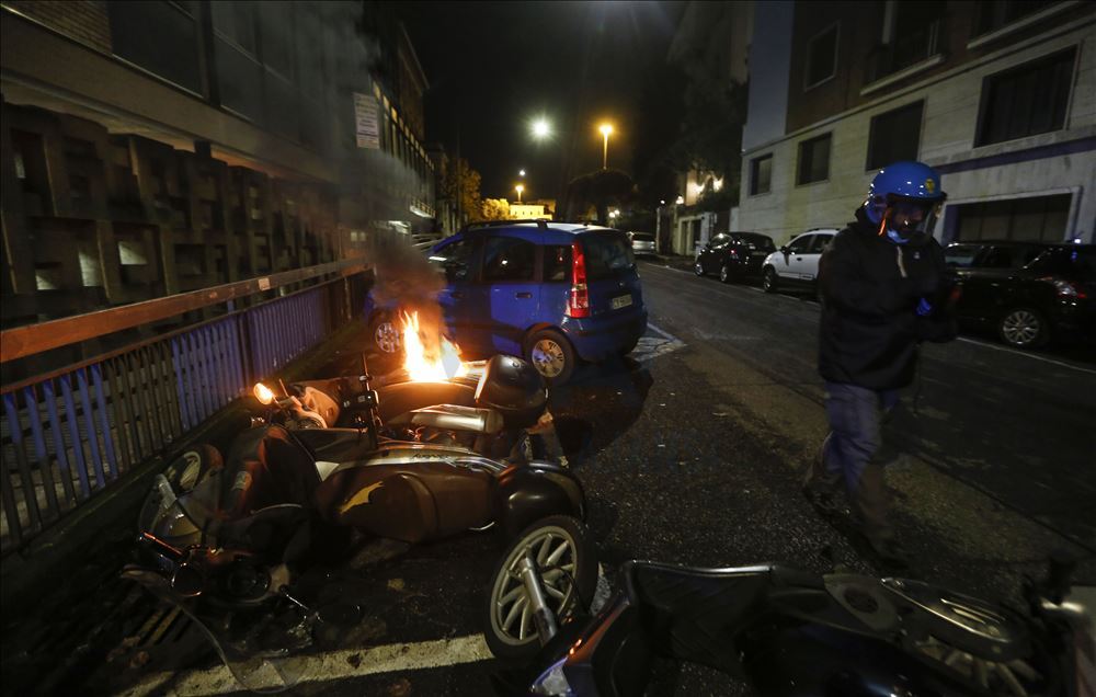 Roma'da salgın tedbirlerinin protesto edildiği gösteride olaylar çıktı