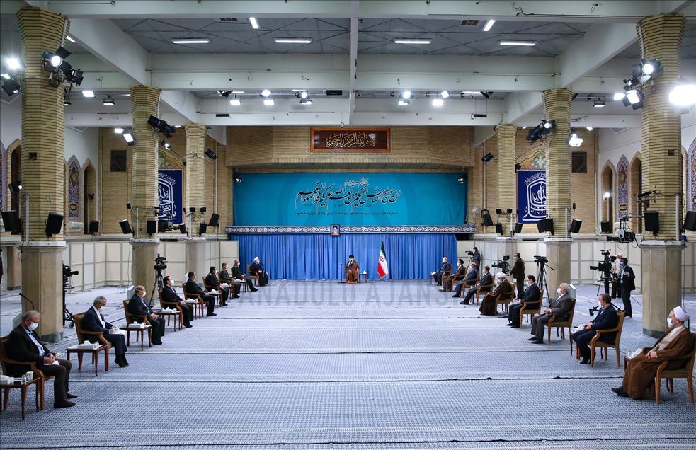 El líder supremo de Irán Ali Khamenei se reúne con el presidente iraní Hassan Rouhani y miembros de la Comité Nacional de Combate contra el Coronavirus