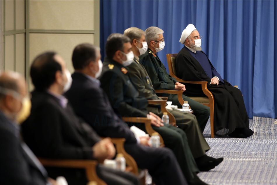 El líder supremo de Irán Ali Khamenei se reúne con el presidente iraní Hassan Rouhani y miembros de la Comité Nacional de Combate contra el Coronavirus