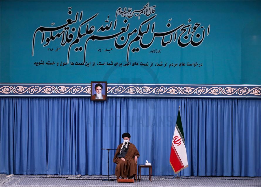 El líder supremo de Irán Ali Khamenei se reúne con el presidente iraní Hassan Rouhani y miembros de la Comité Nacional de Combate contra el Coronavirus