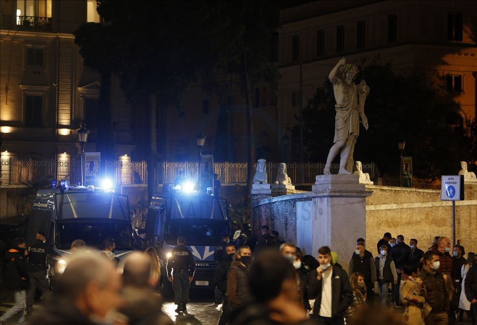Roma'da salgın tedbirlerinin protesto edildiği gösteride olaylar çıktı