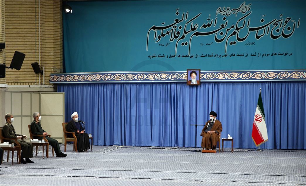 El líder supremo de Irán Ali Khamenei se reúne con el presidente iraní Hassan Rouhani y miembros de la Comité Nacional de Combate contra el Coronavirus