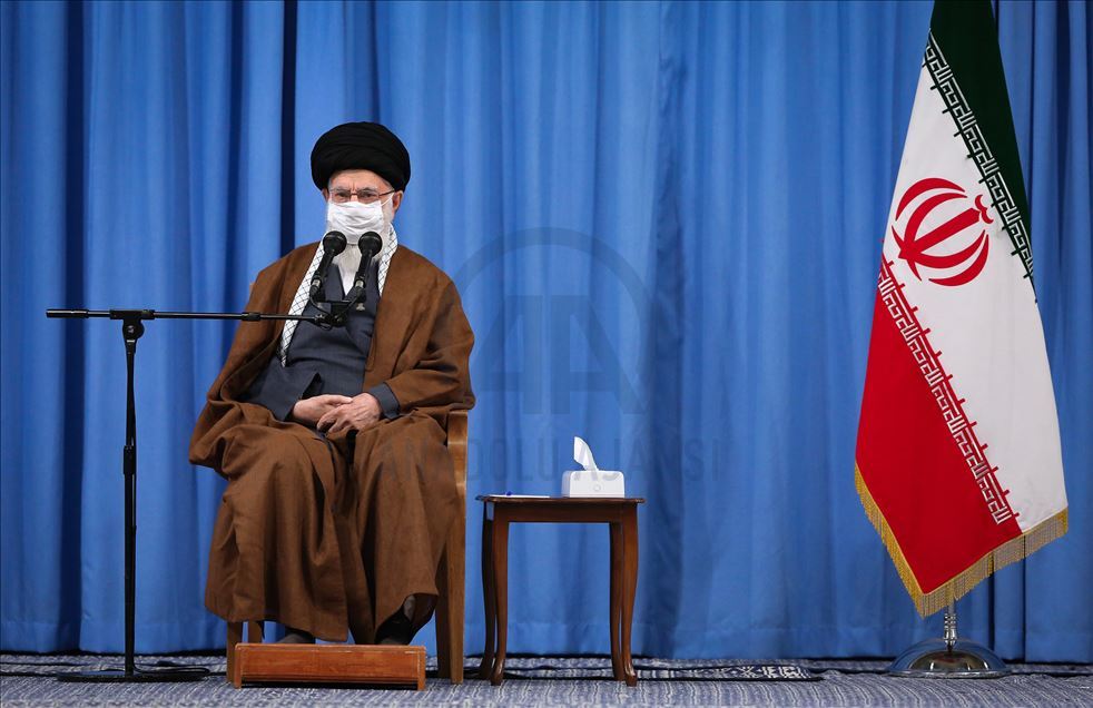 El líder supremo de Irán Ali Khamenei se reúne con el presidente iraní Hassan Rouhani y miembros de la Comité Nacional de Combate contra el Coronavirus