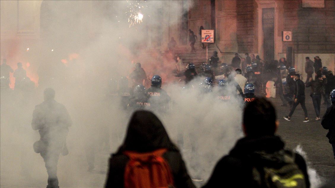 Roma'da salgın tedbirlerinin protesto edildiği gösteride olaylar çıktı