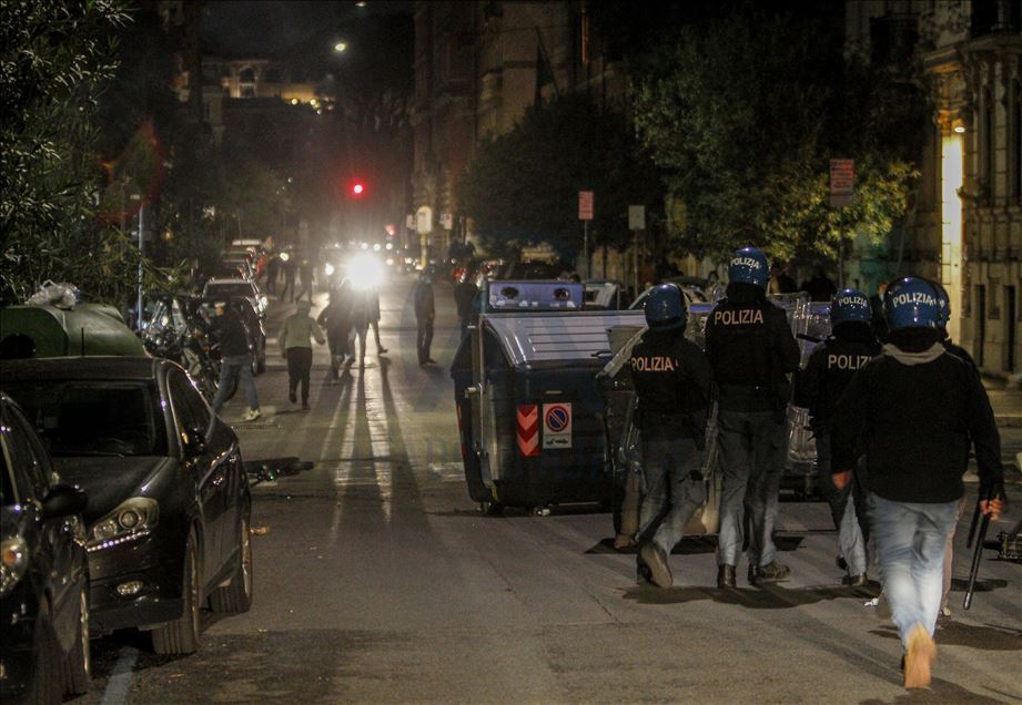 Roma'da salgın tedbirlerinin protesto edildiği gösteride olaylar çıktı