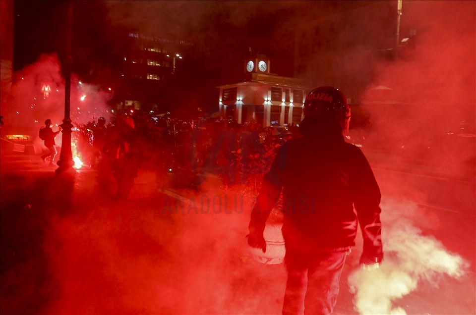 Roma'da salgın tedbirlerinin protesto edildiği gösteride olaylar çıktı