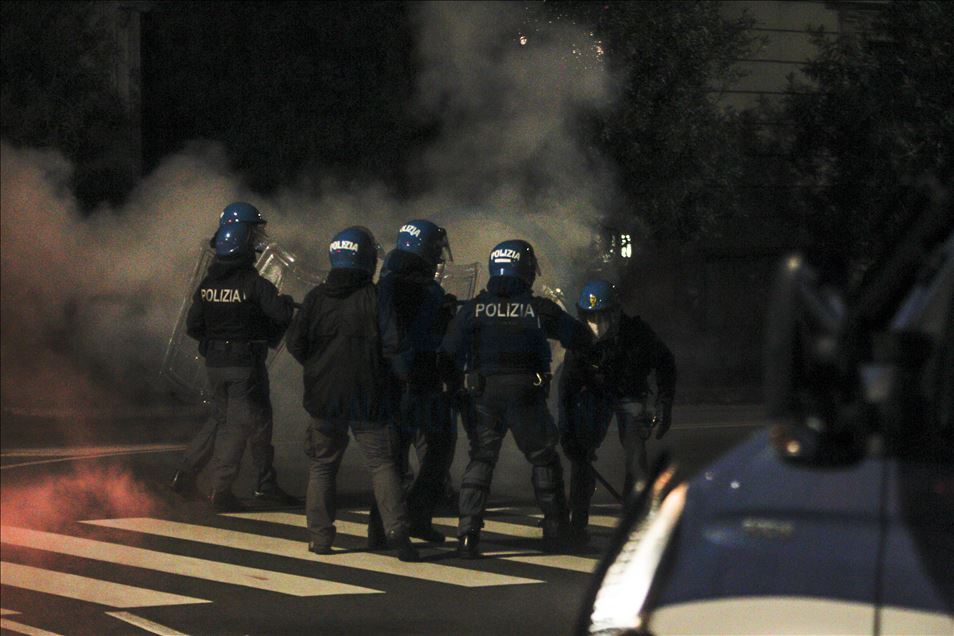 Roma'da salgın tedbirlerinin protesto edildiği gösteride olaylar çıktı