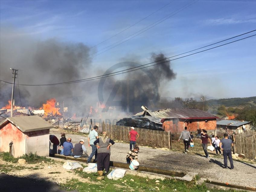 Bolu'da bir evde çıkan yangın çevredeki evlere sıçradı

