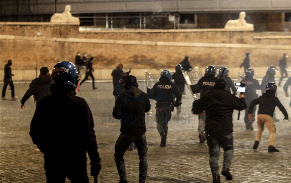 Roma'da salgın tedbirlerinin protesto edildiği gösteride olaylar çıktı