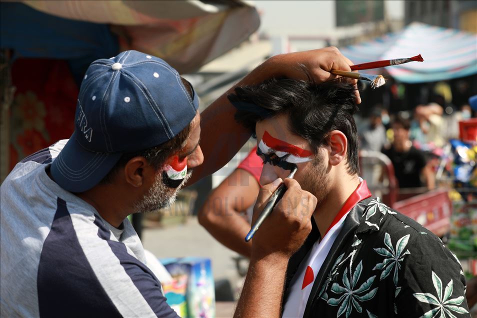 Iraklılar, 25 Ekim gösterilerinin birinci yılında Tahrir Meydanı'nda
