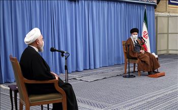 El líder supremo de Irán Ali Khamenei se reúne con el presidente iraní Hassan Rouhani y miembros de la Comité Nacional de Combate contra el Coronavirus