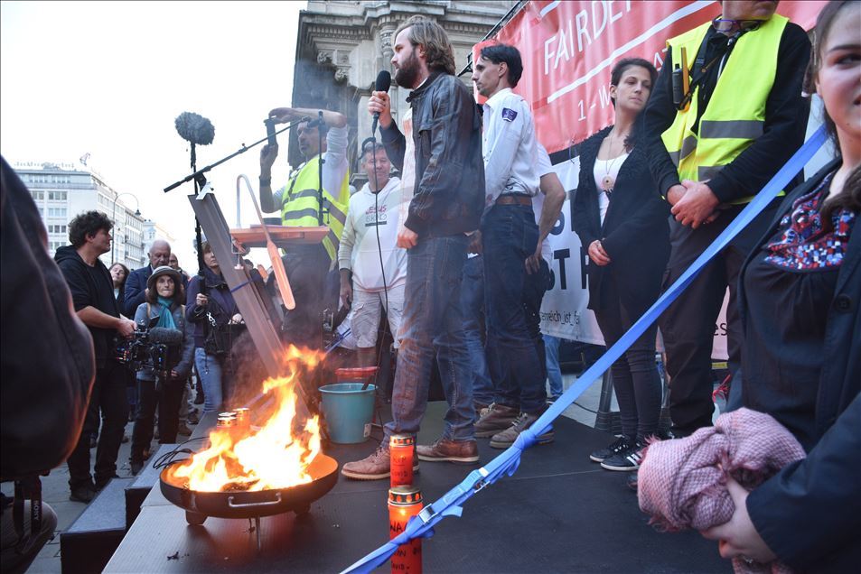 Avusturya'da Kovid-19 önlemleri protesto edildi