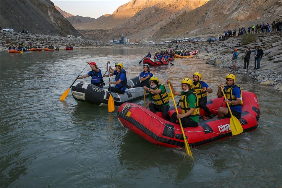 Gençlik ve Spor Bakanı Kasapoğlu Hakkari'de rafting yaptı