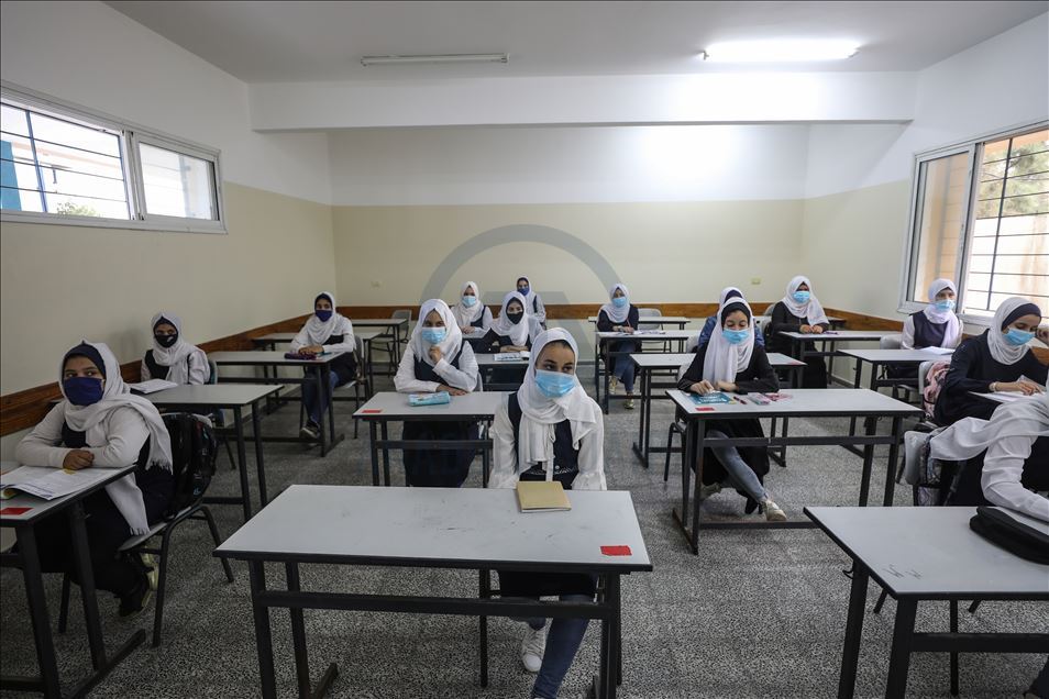 Gazze'de lise son sınıf öğrencileri yüz yüze eğitime başladı