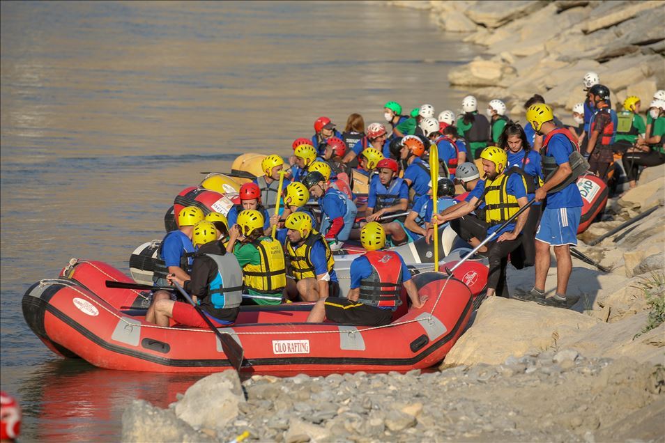 Gençlik ve Spor Bakanı Kasapoğlu Hakkari'de rafting yaptı