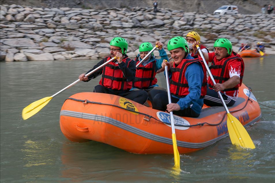 Gençlik ve Spor Bakanı Kasapoğlu Hakkari'de rafting yaptı