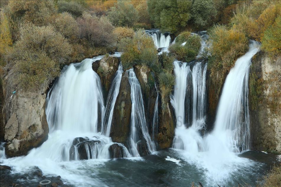 شلالات "مرادية" تكتسي بألوان الخريف في "وان" التركية