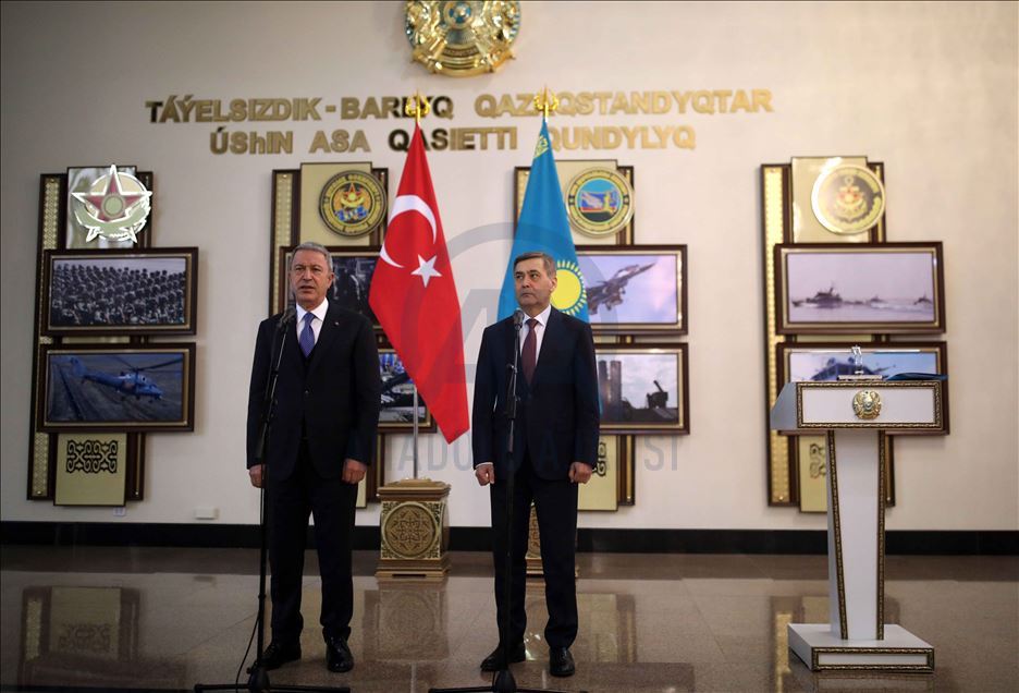 وزير الدفاع التركي يؤكد مواصلة التعاون الدفاعي مع كازاخستان
