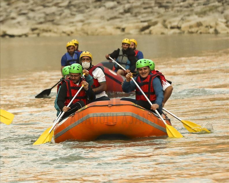 Gençlik ve Spor Bakanı Kasapoğlu Hakkari'de rafting yaptı