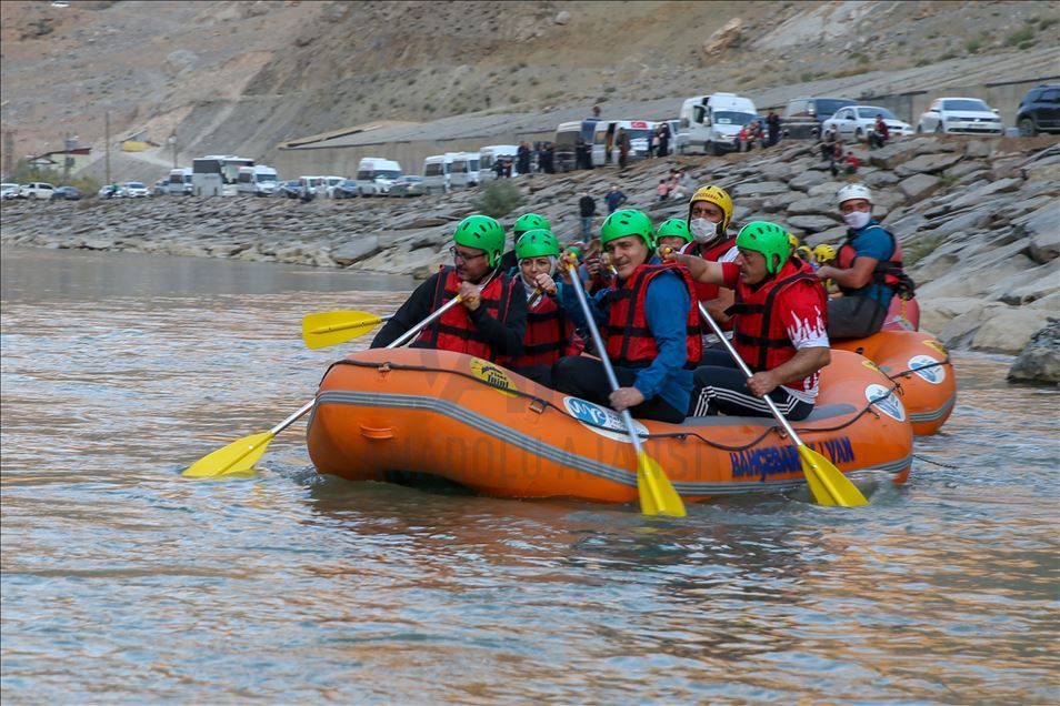 Gençlik ve Spor Bakanı Kasapoğlu Hakkari'de rafting yaptı