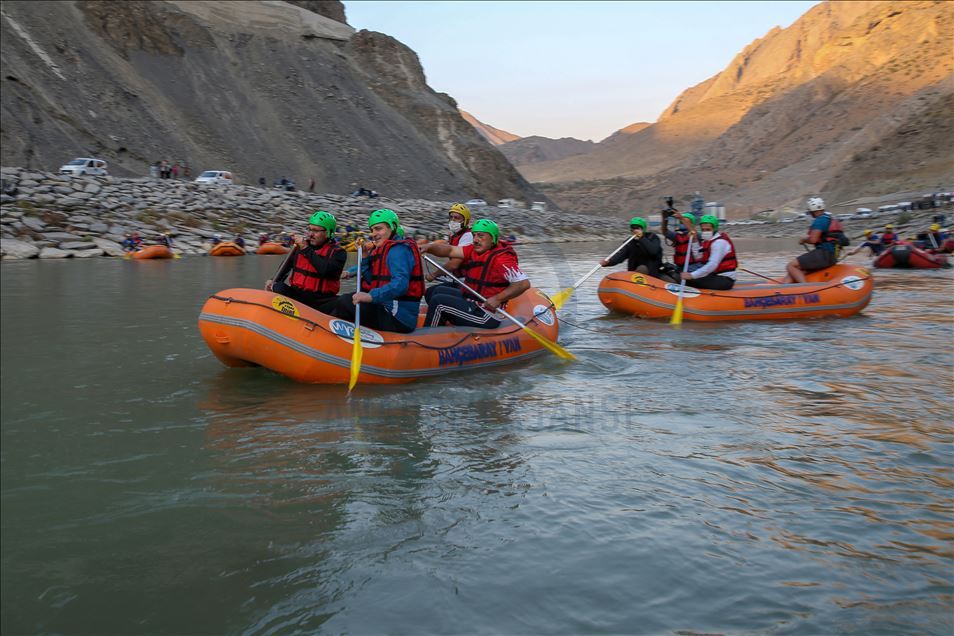 Gençlik ve Spor Bakanı Kasapoğlu Hakkari'de rafting yaptı
