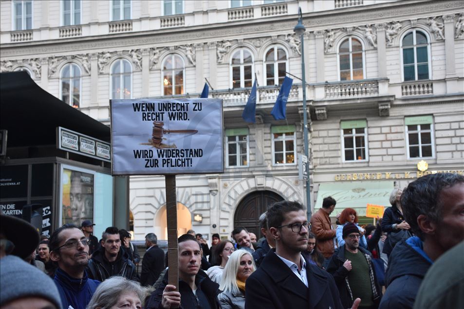 Avusturya'da Kovid-19 önlemleri protesto edildi