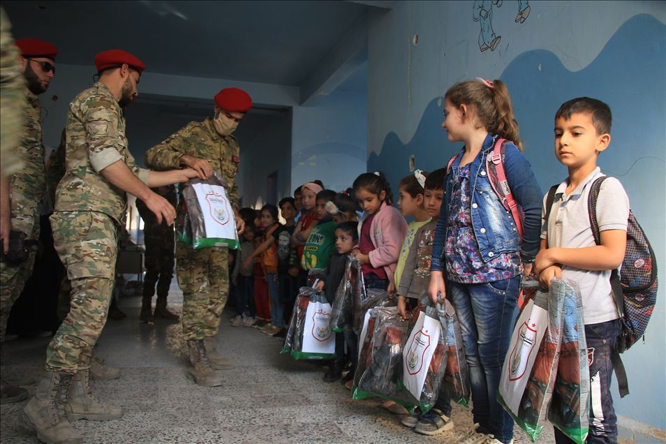 Barış Pınarı Bölgesi'nde Askeri Polis Teşkilatı, öğrencilerin yüzünü güldürdü

