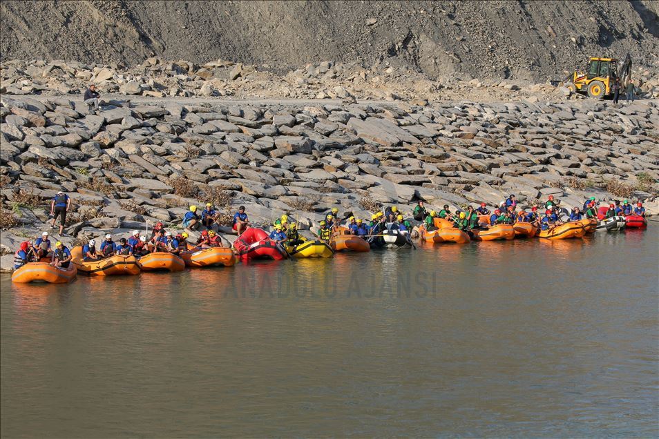 Gençlik ve Spor Bakanı Kasapoğlu Hakkari'de rafting yaptı