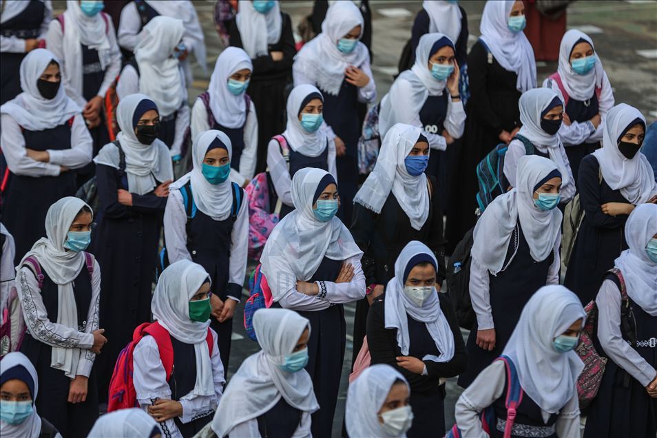 Gazze'de lise son sınıf öğrencileri yüz yüze eğitime başladı