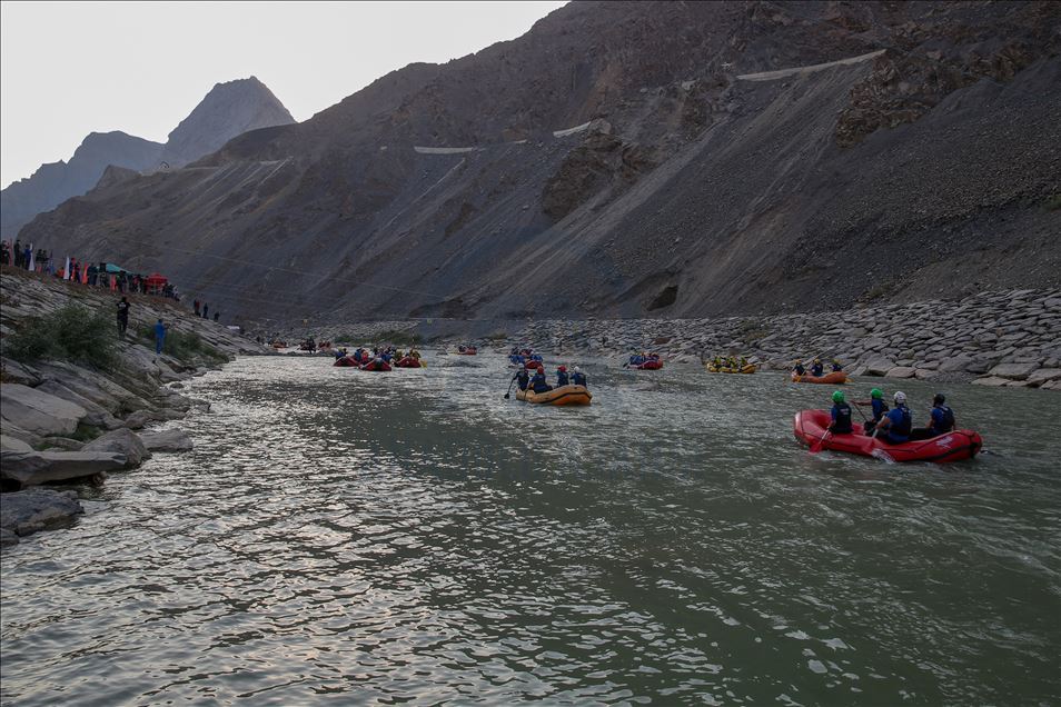 Gençlik ve Spor Bakanı Kasapoğlu Hakkari'de rafting yaptı