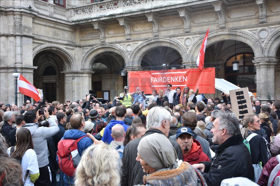 Avusturya'da Kovid-19 önlemleri protesto edildi